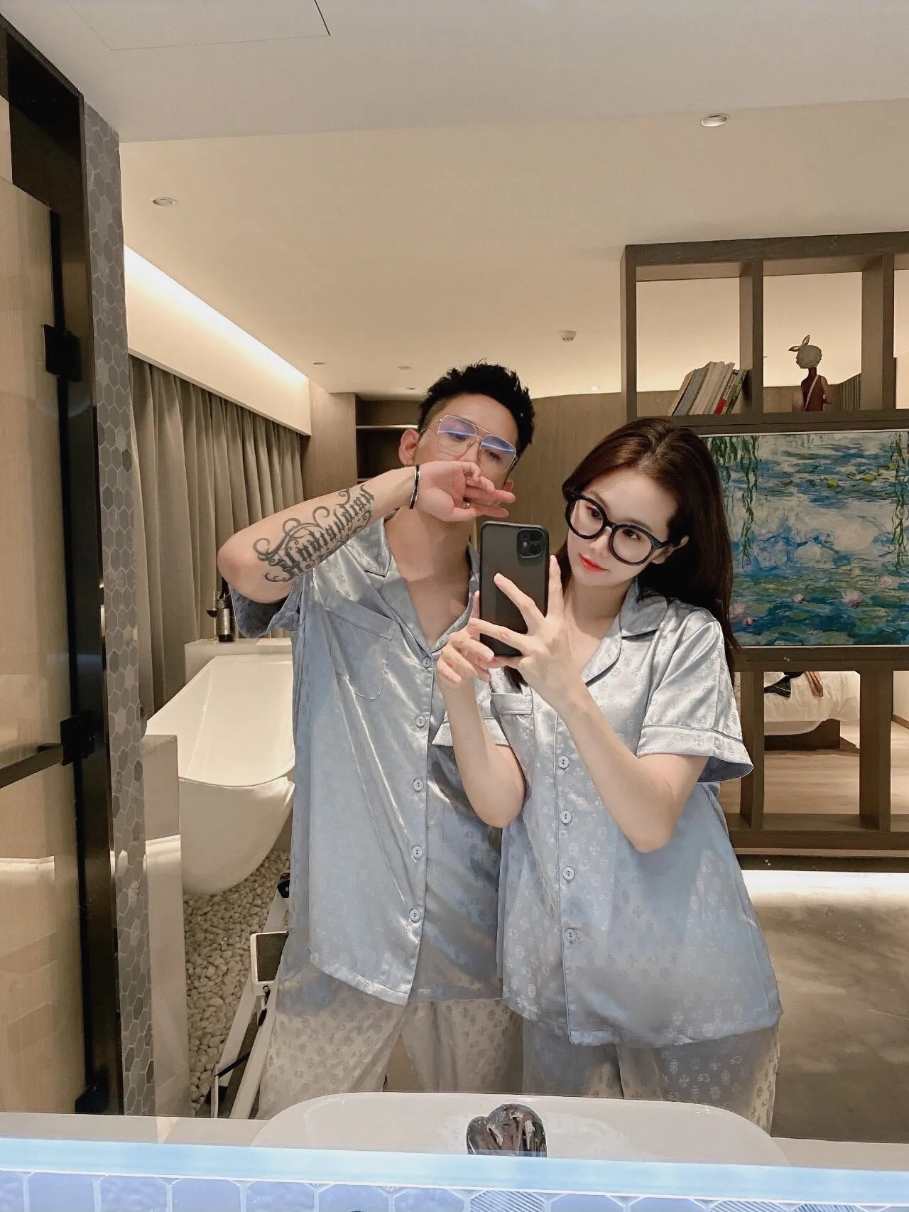 🅿️360 Croxin Home Clothes High-end Korean silk fabric is skin-friendly, soft and comfortable. Same style for men and women. Women's size: XS～M, men's size: M～XXXL